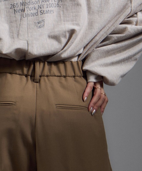 SALON adam et rope'(サロン アダム エ ロペ)の「インバーテッドタックパンツ/スラックス(スラックス・レディース・ベージュ/チャコールグレー・S/M)」の9枚目の写真