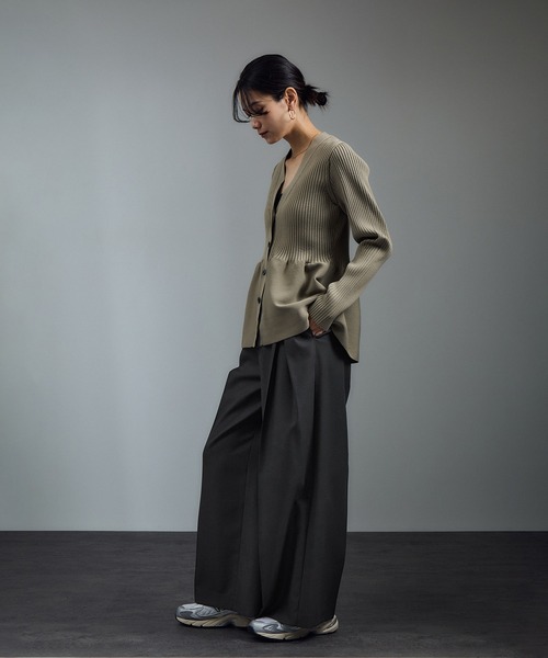 SALON adam et rope'(サロン アダム エ ロペ)の「インバーテッドタックパンツ/スラックス(スラックス・レディース・ベージュ/チャコールグレー・S/M)」の12枚目の写真