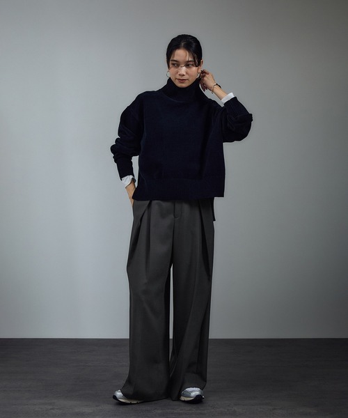 SALON adam et rope'(サロン アダム エ ロペ)の「インバーテッドタックパンツ/スラックス(スラックス・レディース・ベージュ/チャコールグレー・S/M)」の15枚目の写真