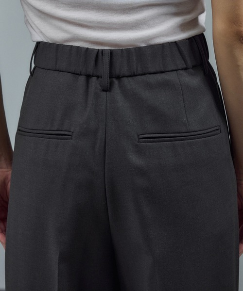 SALON adam et rope'(サロン アダム エ ロペ)の「インバーテッドタックパンツ/スラックス(スラックス・レディース・ベージュ/チャコールグレー・S/M)」の18枚目の写真