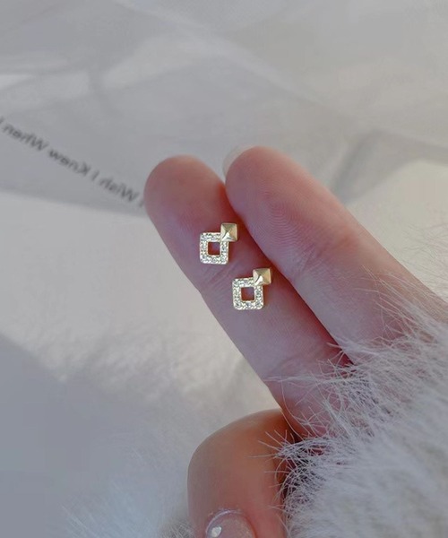 yu-ka（ユーカ）の「YU-KA:ジルコニア スクエアデザイン ミニピアス zirconia square design mini pierce（ピアス（両耳用）・レディース・シルバー/ゴールド・FREE）」の2枚目の写真