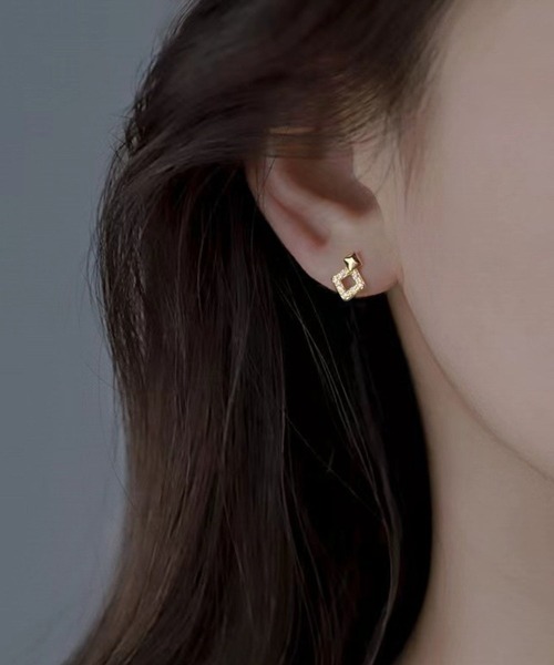 yu-ka（ユーカ）の「YU-KA:ジルコニア スクエアデザイン ミニピアス zirconia square design mini pierce（ピアス（両耳用）・レディース・シルバー/ゴールド・FREE）」の4枚目の写真