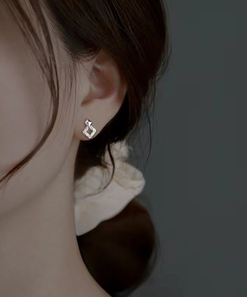 yu-ka（ユーカ）の「YU-KA:ジルコニア スクエアデザイン ミニピアス zirconia square design mini pierce（ピアス（両耳用）・レディース・シルバー/ゴールド・FREE）」の3枚目の写真