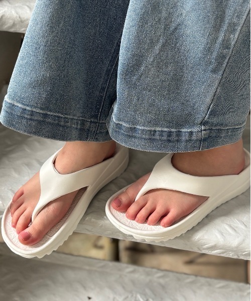 Vini（ヴィニ）の「軽量 トング サンダル（サンダル・レディース・ホワイト/ブラック・SMALL/MEDIUM/LARGE）」の6枚目の写真