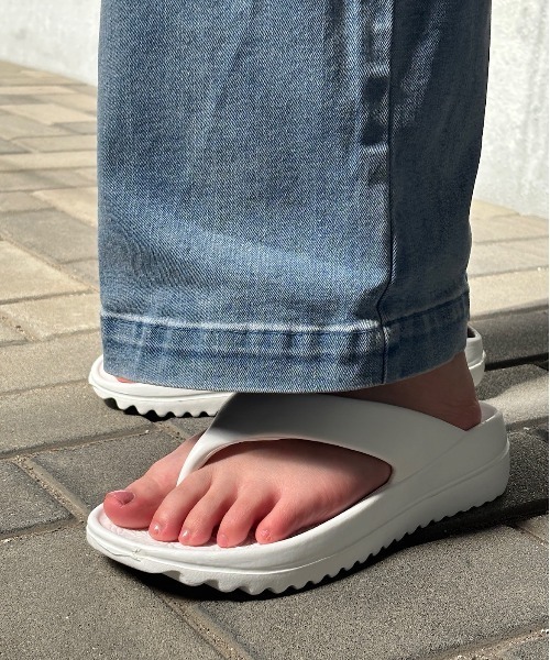 Vini（ヴィニ）の「軽量 トング サンダル（サンダル・レディース・ホワイト/ブラック・SMALL/MEDIUM/LARGE）」の7枚目の写真