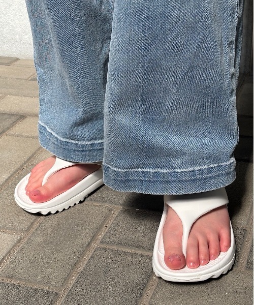 Vini（ヴィニ）の「軽量 トング サンダル（サンダル・レディース・ホワイト/ブラック・SMALL/MEDIUM/LARGE）」の8枚目の写真