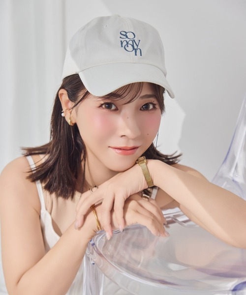 somyon（ソミョン）の「【 somyon / ソミョン 】 重ねロゴ 刺繍 デザイン カラーローキャップ #（キャップ・レディース・ホワイト/ブラック/ネイビー/ベージュ/モカ・FREE）」の7枚目の写真