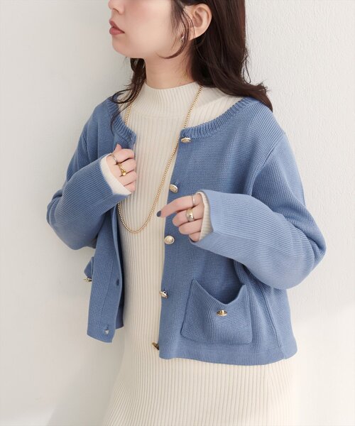 natural couture(ナチュラルクチュール)の「【WEB限定】ボタンポケットカーディガン(カーディガン/ボレロ・レディース・ベージュ/ボルドー/オフホワイト/ブラック/サックスブルー・FREE)」の4枚目の写真