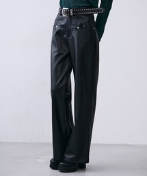 MONOe（モノエ）の「ベルト付きフェイクレザーストレートパンツ（その他パンツ）」