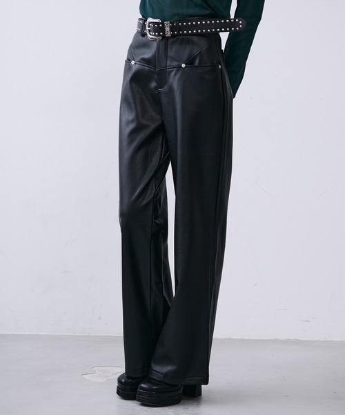 MONOe(モノエ)の「ベルト付きフェイクレザーストレートパンツ(その他パンツ・レディース・ブラウン/ブラック・L/M/S)」の1枚目の写真