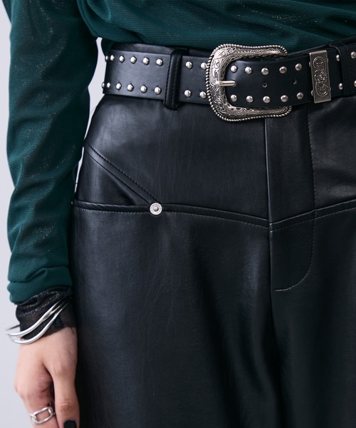 MONOe(モノエ)の「ベルト付きフェイクレザーストレートパンツ(その他パンツ・レディース・ブラウン/ブラック・L/M/S)」の4枚目の写真