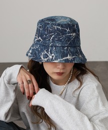 crossi（クロッシー）の「Crossi 箔マーブルプリントデニムバケットハット（ハット）」