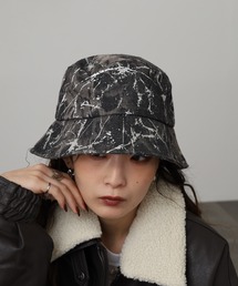 crossi（クロッシー）の「Crossi 箔マーブルプリントデニムバケットハット（ハット）」