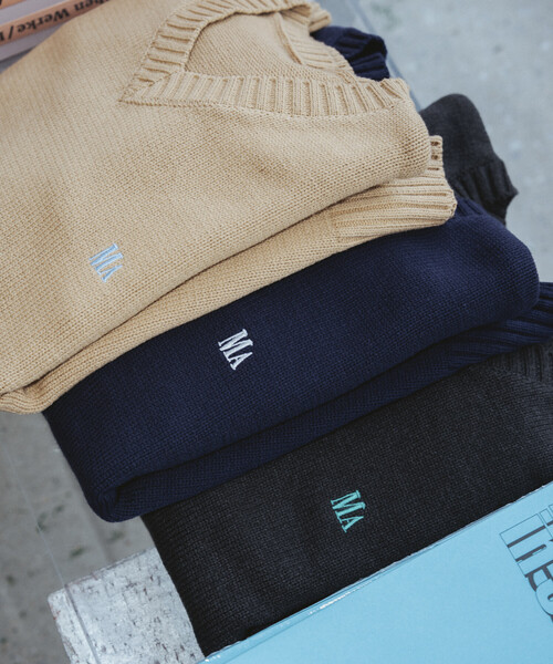 Firsthand（ファーストハンド）の「MA Firsthand/マ ファーストハンド MA ワンポイントロゴ刺繍 Vネックニット（ニット/セーター・レディース・ネイビー/キャメル/チャコールグレー・FREE）」の6枚目の写真