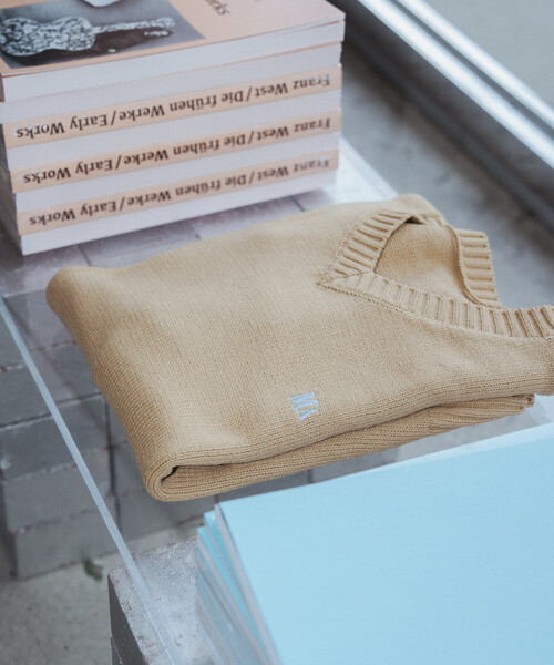 Firsthand（ファーストハンド）の「MA Firsthand/マ ファーストハンド MA ワンポイントロゴ刺繍 Vネックニット（ニット/セーター・レディース・ネイビー/キャメル/チャコールグレー・FREE）」の7枚目の写真