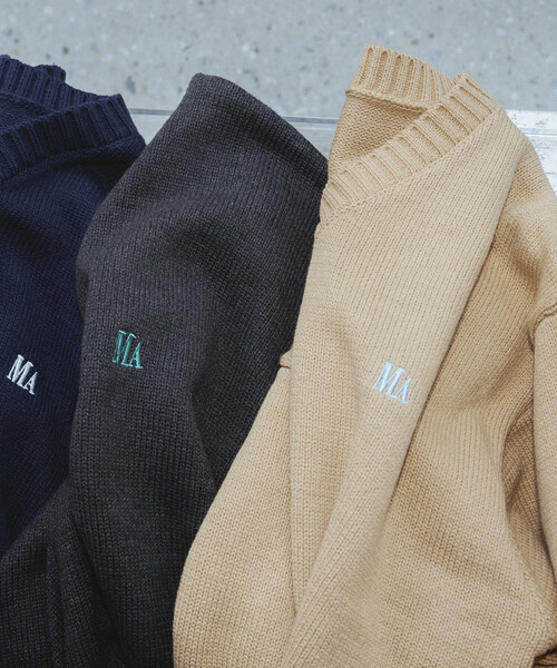 Firsthand（ファーストハンド）の「MA Firsthand/マ ファーストハンド MA ワンポイントロゴ刺繍 Vネックニット（ニット/セーター・レディース・ネイビー/キャメル/チャコールグレー・FREE）」の8枚目の写真