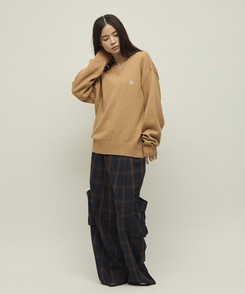 Firsthand（ファーストハンド）の「MA Firsthand/マ ファーストハンド MA ワンポイントロゴ刺繍 Vネックニット（ニット/セーター・レディース・ネイビー/キャメル/チャコールグレー・FREE）」の13枚目の写真