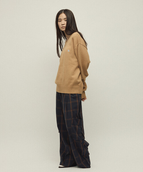 Firsthand（ファーストハンド）の「MA Firsthand/マ ファーストハンド MA ワンポイントロゴ刺繍 Vネックニット（ニット/セーター・レディース・ネイビー/キャメル/チャコールグレー・FREE）」の14枚目の写真