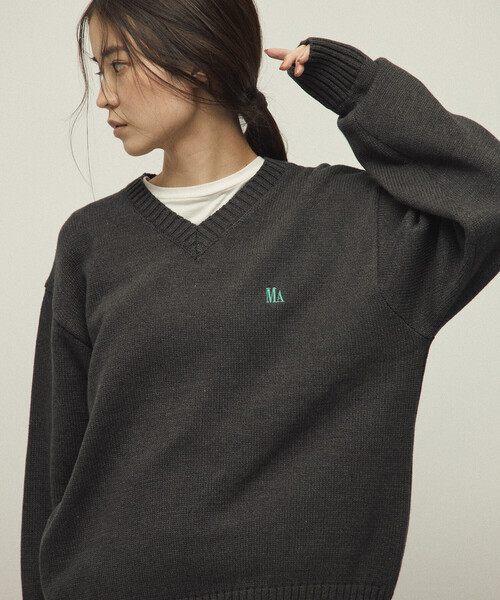 Firsthand（ファーストハンド）の「MA Firsthand/マ ファーストハンド MA ワンポイントロゴ刺繍 Vネックニット（ニット/セーター・レディース・ネイビー/キャメル/チャコールグレー・FREE）」の2枚目の写真