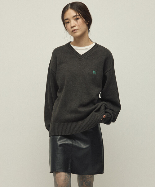 Firsthand（ファーストハンド）の「MA Firsthand/マ ファーストハンド MA ワンポイントロゴ刺繍 Vネックニット（ニット/セーター・レディース・ネイビー/キャメル/チャコールグレー・FREE）」の4枚目の写真