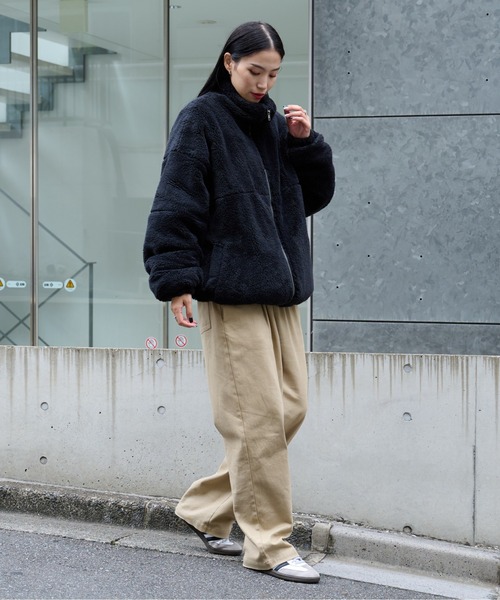 COLONY 2139(コロニートゥーワンスリーナイン)の「シャギーフリースBIGスタンドブルゾン(ブルゾン・メンズ・ブラック/ベージュ/ホワイト・MEDIUM/LARGE)」の4枚目の写真