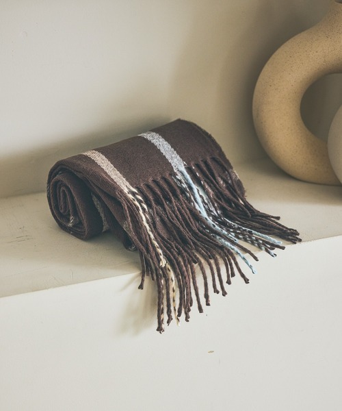 LAKOLE(ラコレ)の「アソートチェックマフラー / 574773(マフラー・レディース・ブラック/パープル/オフホワイト/ブルー/レッド/グリーン/ブラウン・FREE)」の1枚目の写真