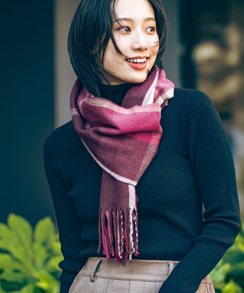 LAKOLE(ラコレ)の「アソートチェックマフラー / 574773(マフラー・レディース・ブラック/パープル/オフホワイト/ブルー/レッド/グリーン/ブラウン・FREE)」の7枚目の写真