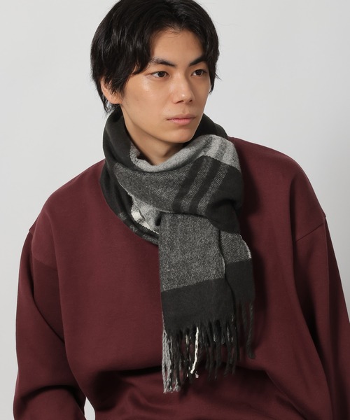 LAKOLE(ラコレ)の「アソートチェックマフラー / 574773(マフラー・レディース・ブラック/パープル/オフホワイト/ブルー/レッド/グリーン/ブラウン・FREE)」の3枚目の写真