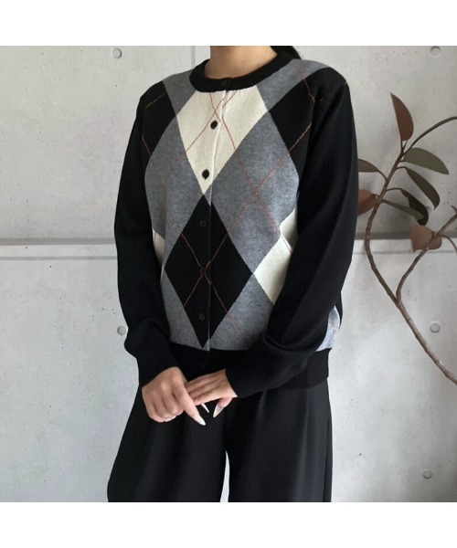 amini（アミニ）の「【2025 AW】アーガイル柄　クルーネックニットカーディガン（カーディガン/ボレロ・レディース・ブラック/チャコールグレー/ブラウン・MEDIUM）」の2枚目の写真