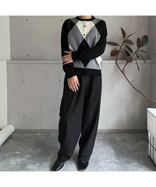 amini（アミニ）の「【2025 AW】アーガイル柄　クルーネックニットカーディガン（カーディガン/ボレロ・レディース・ブラック/チャコールグレー/ブラウン・MEDIUM）」の5枚目の写真