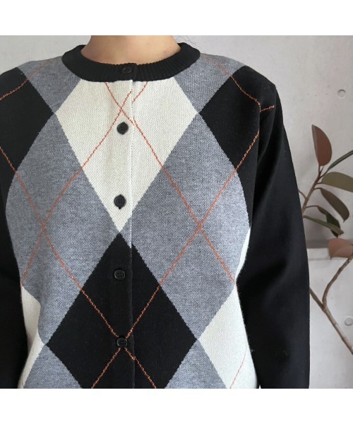 amini（アミニ）の「【2025 AW】アーガイル柄　クルーネックニットカーディガン（カーディガン/ボレロ・レディース・ブラック/チャコールグレー/ブラウン・MEDIUM）」の8枚目の写真