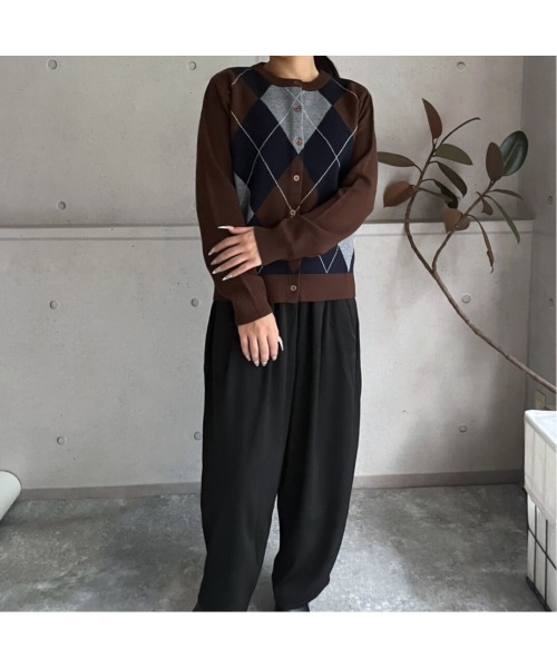 amini（アミニ）の「【2025 AW】アーガイル柄　クルーネックニットカーディガン（カーディガン/ボレロ・レディース・ブラック/チャコールグレー/ブラウン・MEDIUM）」の10枚目の写真