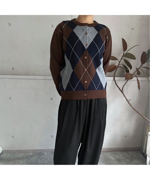 amini（アミニ）の「【2025 AW】アーガイル柄　クルーネックニットカーディガン（カーディガン/ボレロ・レディース・ブラック/チャコールグレー/ブラウン・MEDIUM）」の11枚目の写真