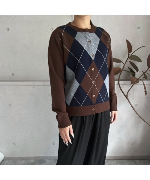 amini（アミニ）の「【2025 AW】アーガイル柄　クルーネックニットカーディガン（カーディガン/ボレロ・レディース・ブラック/チャコールグレー/ブラウン・MEDIUM）」の15枚目の写真