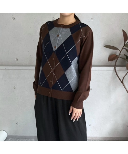 amini（アミニ）の「【2025 AW】アーガイル柄　クルーネックニットカーディガン（カーディガン/ボレロ・レディース・ブラック/チャコールグレー/ブラウン・MEDIUM）」の16枚目の写真
