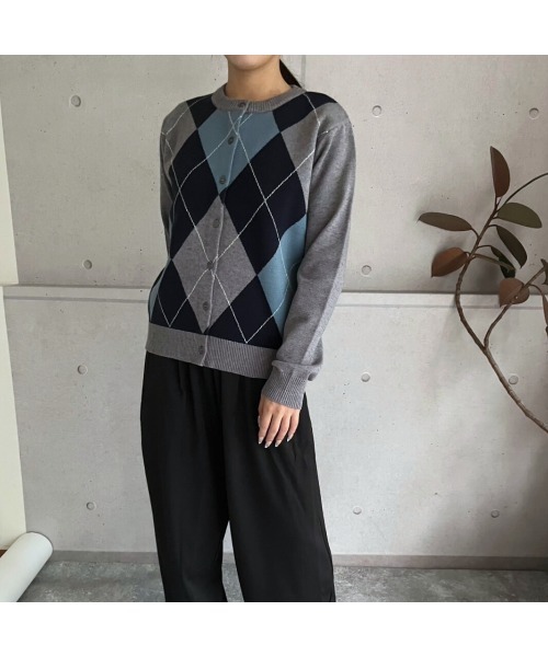 amini（アミニ）の「【2025 AW】アーガイル柄　クルーネックニットカーディガン（カーディガン/ボレロ・レディース・ブラック/チャコールグレー/ブラウン・MEDIUM）」の21枚目の写真