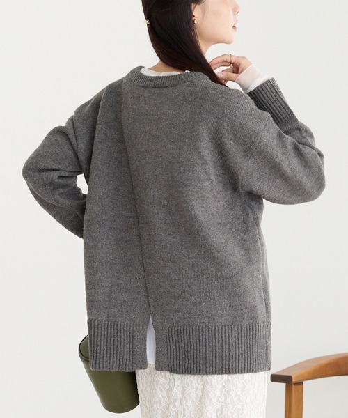 LAVEANGE(ラビアンジェ)の「【洗える】バックスリットニットプルオーバー(ニット/セーター・レディース・ブラウン/チャコールグレー/ブルー・F/3L/4L)」の2枚目の写真