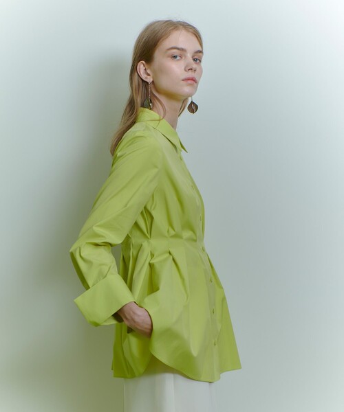 LOULOU WILLOUGHBY(ルルウィルビー)の「【LOULOU WILLOUGHBY】タックシェイプシャツ(シャツ/ブラウス・レディース・グリーン/ホワイト/ブラック・2)」の5枚目の写真