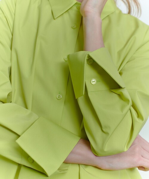 LOULOU WILLOUGHBY(ルルウィルビー)の「【LOULOU WILLOUGHBY】タックシェイプシャツ(シャツ/ブラウス・レディース・グリーン/ホワイト/ブラック・2)」の7枚目の写真