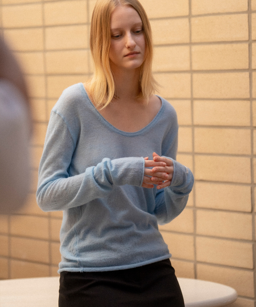 KNOWNBETTER（ノウンベター）の「Scoop-neck longsleeve alpaca knit top [KNFW04SW01]_[3color]（ニット/セーター・レディース・ライトグレー/スカイブルー/レッド・FREE）」の4枚目の写真