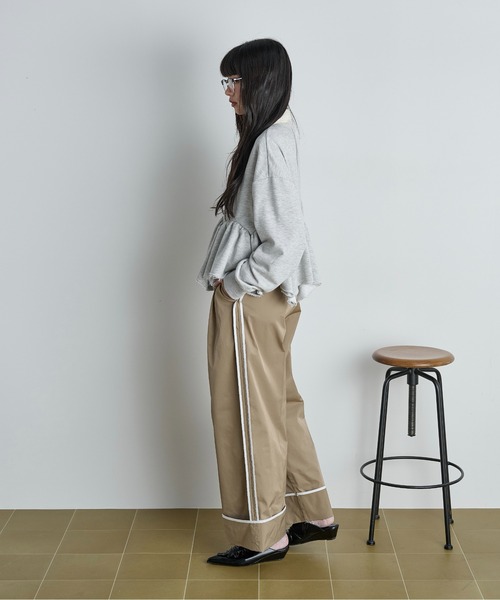 THE YOn（ザヨン）の「イレギュラーヘムペプラムラガーポロトップス（スウェット・レディース・チャコールグレー/グレー/キャメル・FREE）」の13枚目の写真