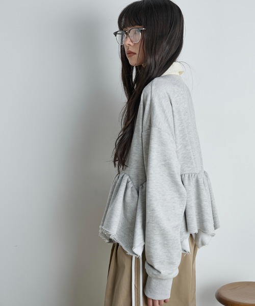 THE YOn（ザヨン）の「イレギュラーヘムペプラムラガーポロトップス（スウェット・レディース・チャコールグレー/グレー/キャメル・FREE）」の7枚目の写真