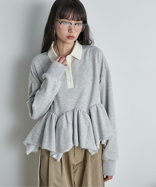 THE YOn（ザヨン）の「イレギュラーヘムペプラムラガーポロトップス（スウェット・レディース・チャコールグレー/グレー/キャメル・FREE）」の5枚目の写真