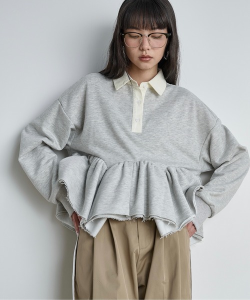 THE YOn（ザヨン）の「イレギュラーヘムペプラムラガーポロトップス（スウェット・レディース・チャコールグレー/グレー/キャメル・FREE）」の4枚目の写真