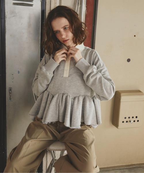 THE YOn（ザヨン）の「イレギュラーヘムペプラムラガーポロトップス（スウェット・レディース・チャコールグレー/グレー/キャメル・FREE）」の16枚目の写真