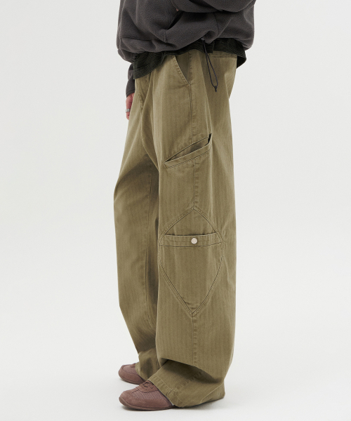 KIIMUIR(キミュア)の「ヘリンボーンコットンカーゴパンツ_ベージュ(その他パンツ・メンズ・ベージュ・MEDIUM/LARGE)」の1枚目の写真
