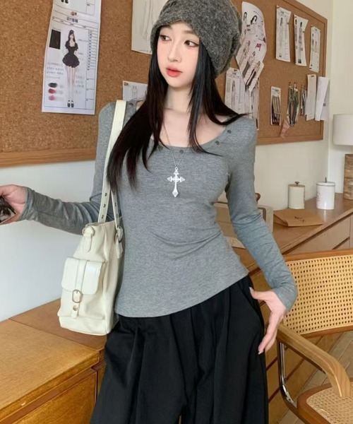 Pt18kg(プラチナイチハチキログラム)の「飾りボタン付きUネックフィットトップス(Tシャツ/カットソー・レディース・ホワイト/ブラウン/ブラック/グレー・FREE)」の1枚目の写真