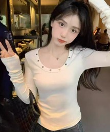 飾りボタン付きUネックフィットトップス