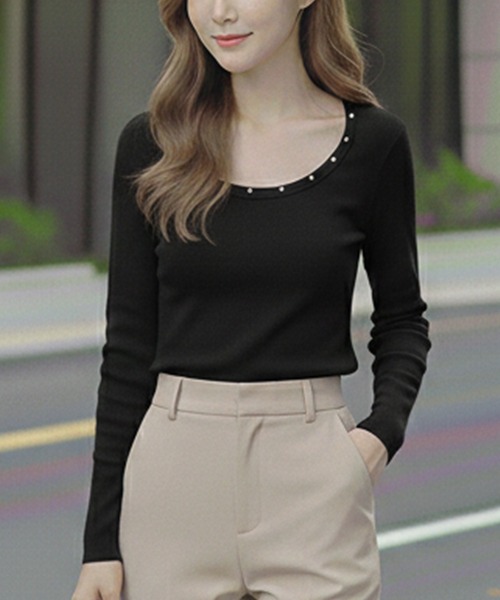 Pt18kg(プラチナイチハチキログラム)の「飾りボタン付きUネックフィットトップス(Tシャツ/カットソー・レディース・ホワイト/ブラウン/ブラック/グレー・FREE)」の3枚目の写真