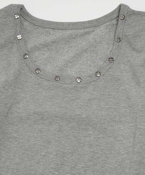 Pt18kg(プラチナイチハチキログラム)の「飾りボタン付きUネックフィットトップス(Tシャツ/カットソー・レディース・ホワイト/ブラウン/ブラック/グレー・FREE)」の9枚目の写真